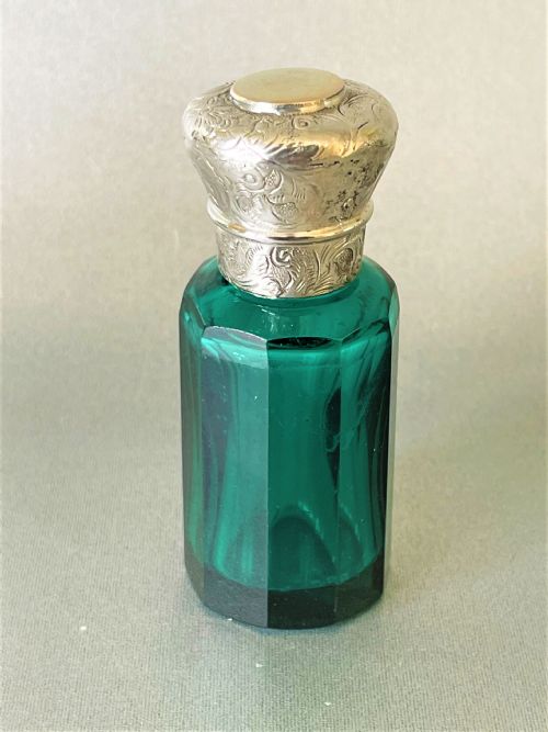 A Victorian Bristol Green Scent Bottle with Silver & Gold Lid