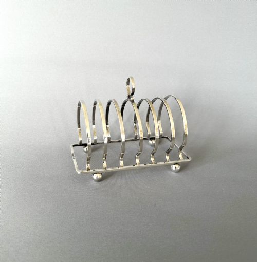 A Handsome 6 Slice Silver Toast Rack