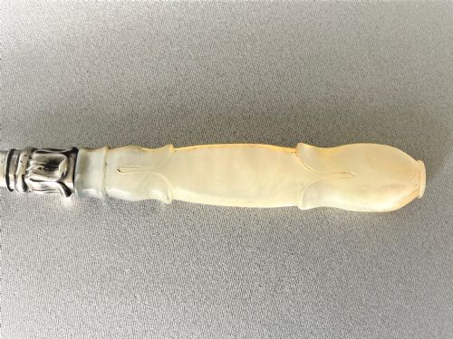 fig 1. An early Victorian silver & mother-of-pearl butter knife