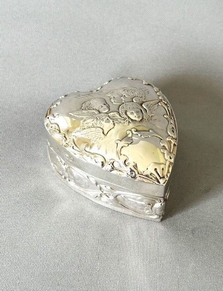 A William Comyns Heart Shaped Silver Gilt Trinket Box