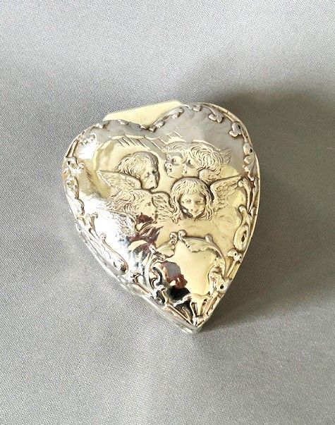 fig 1. A William Comyns heart shaped silver gilt trinket box