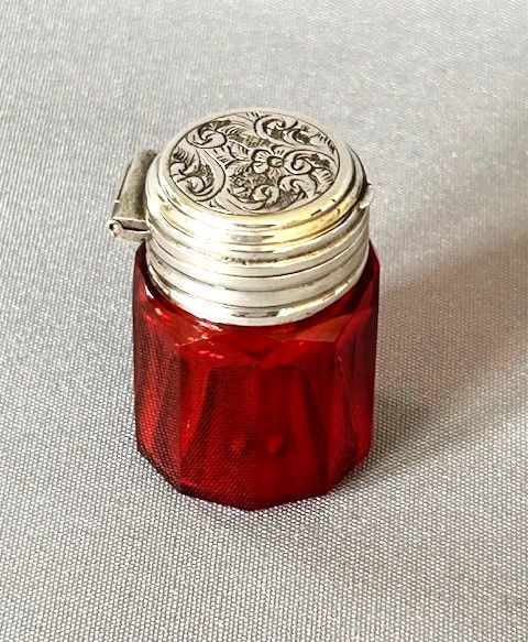 fig 1. A rare early Victorian silver & glass vinaigrette