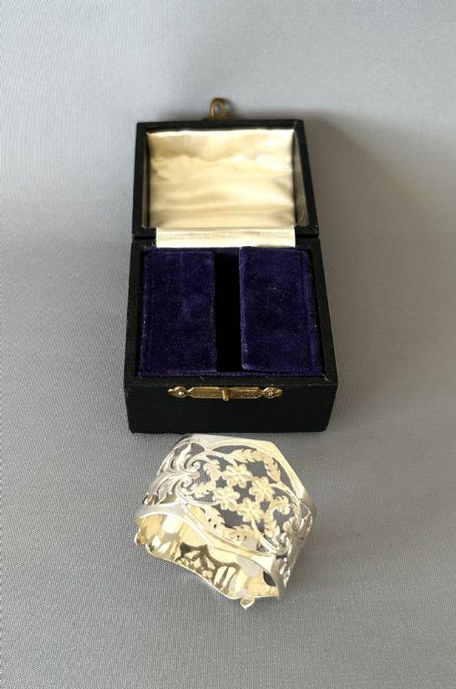 fig 1. A lovely Edwardian boxed silver naplin ring