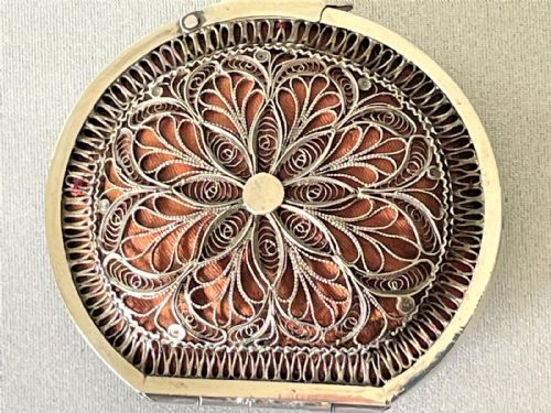 fig 1. An exquisite Georgian silver filigree purse