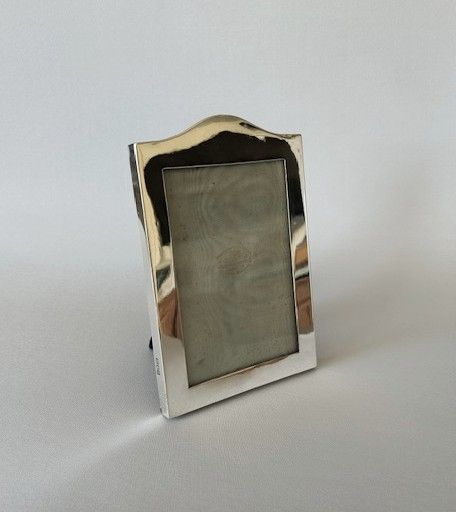 fig 1. A Goldsmiths & Silversmiths silver photo frame