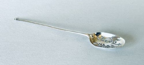 fig 1. A fine 18th Century silver Mote Spoon