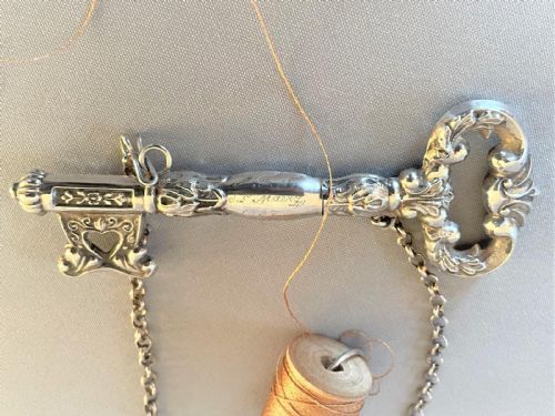 A RARE EARLY 19TH CENTURY NOVELTY SILVER NEEDLE CASE - ADDITIONAL PHOTO 2