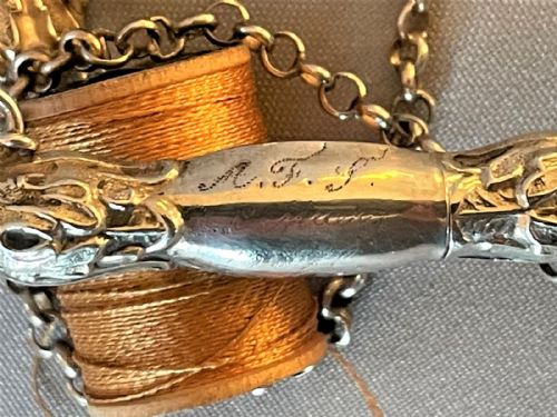 A RARE EARLY 19TH CENTURY NOVELTY SILVER NEEDLE CASE - ADDITIONAL PHOTO 4