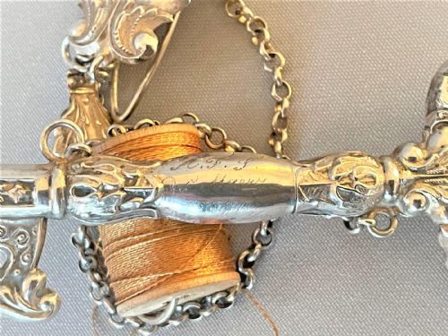A RARE EARLY 19TH CENTURY NOVELTY SILVER NEEDLE CASE - ADDITIONAL PHOTO 5