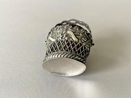 A CHARMING GEORGIAN SILVER NOVELTY BASKET PIN CUSHION - ADDITIONAL PHOTO 2