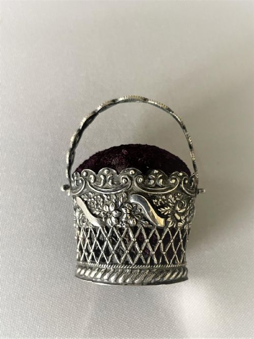 A CHARMING GEORGIAN SILVER NOVELTY BASKET PIN CUSHION - ADDITIONAL PHOTO 4