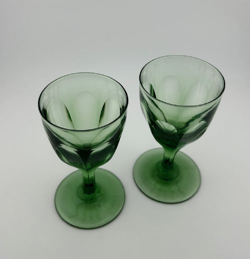A GORGEOUS PAIR OF EARLY VICTORIAN GREEN WINE GLASSES - ADDITIONAL PHOTO 1