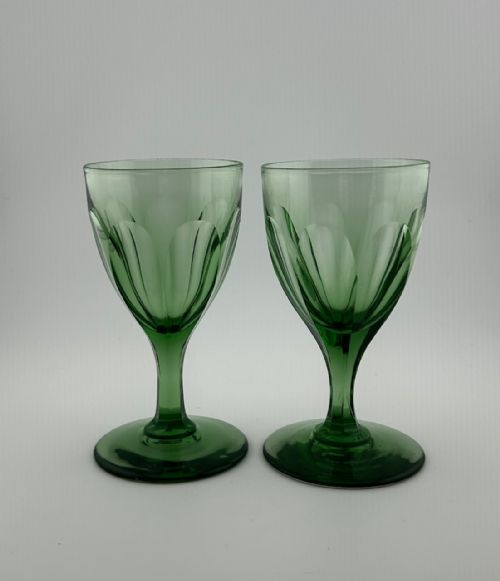 A GORGEOUS PAIR OF EARLY VICTORIAN GREEN WINE GLASSES - ADDITIONAL PHOTO 2