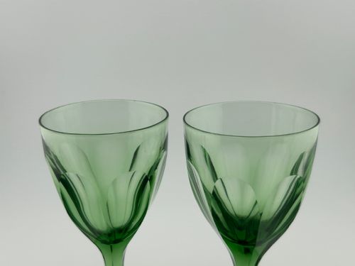 A GORGEOUS PAIR OF EARLY VICTORIAN GREEN WINE GLASSES - ADDITIONAL PHOTO 3