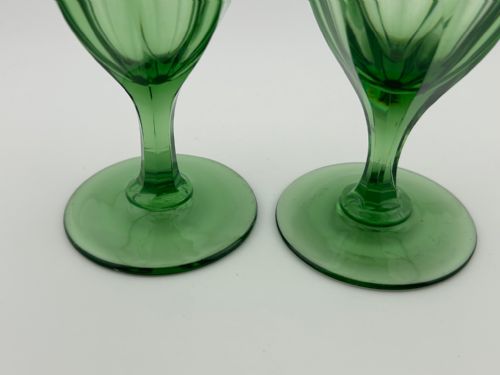A GORGEOUS PAIR OF EARLY VICTORIAN GREEN WINE GLASSES - ADDITIONAL PHOTO 4
