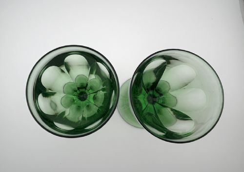 A GORGEOUS PAIR OF EARLY VICTORIAN GREEN WINE GLASSES - ADDITIONAL PHOTO 5