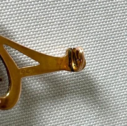 fig 1. An Edwardian 9ct gold brooch featuring a central openwork heart motif encasing a claw-set oval amethyst on a horizontal bar frame.