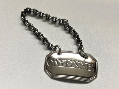 A LOVELY GEORGIAN SILVER 'CAYENNE' BOTTLE TICKET - ADDITIONAL PHOTO 3