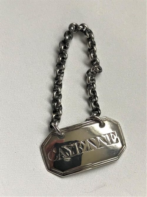 A LOVELY GEORGIAN SILVER 'CAYENNE' BOTTLE TICKET