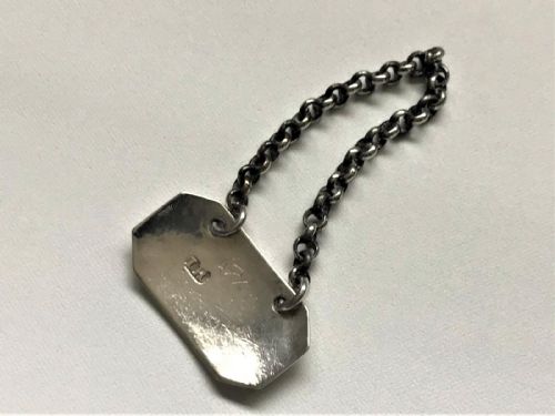 A LOVELY GEORGIAN SILVER 'CAYENNE' BOTTLE TICKET - ADDITIONAL PHOTO 1