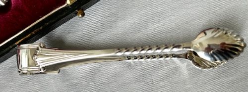 fig 1. A boxed set of Victorian silver Onslow pattern teaspoons & tongs