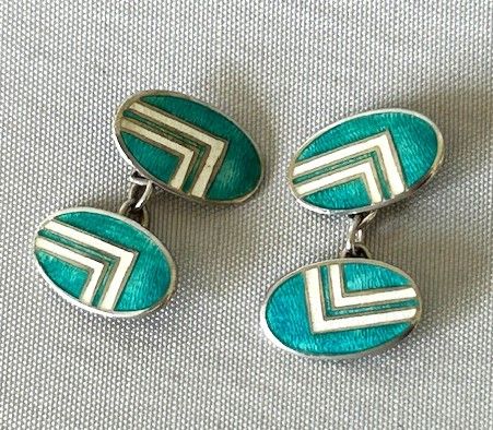 A STYLISH PAIR OF SILVER ENAMEL ART DECO CUFFLINKS