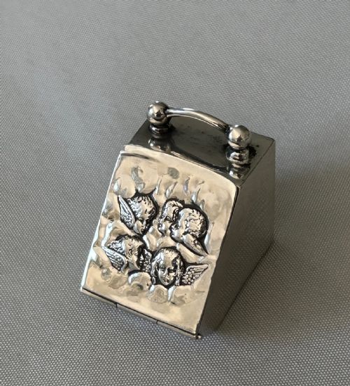 AN UNUSUAL EDWARDIAN NOVELTY SILVER COAL SCUTTLE THIMBLE CASE THIMBLE