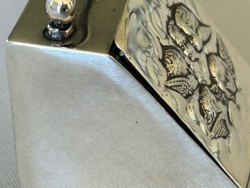 AN UNUSUAL EDWARDIAN NOVELTY SILVER COAL SCUTTLE THIMBLE CASE THIMBLE - ADDITIONAL PHOTO 5