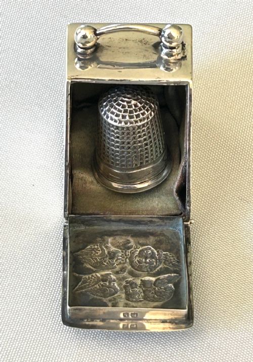 AN UNUSUAL EDWARDIAN NOVELTY SILVER COAL SCUTTLE THIMBLE CASE THIMBLE - ADDITIONAL PHOTO 7