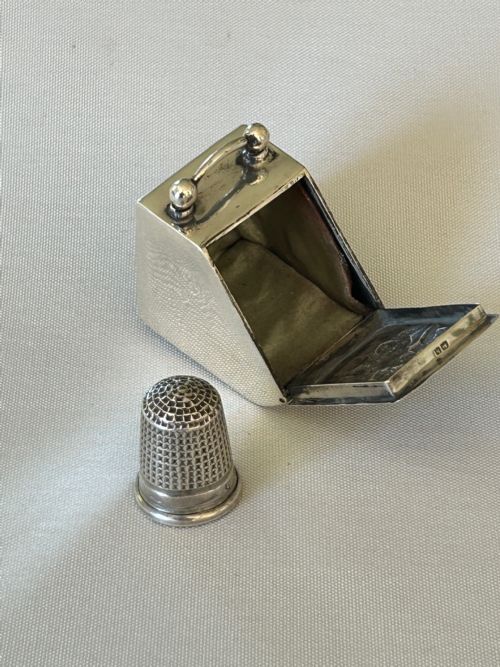 AN UNUSUAL EDWARDIAN NOVELTY SILVER COAL SCUTTLE THIMBLE CASE THIMBLE - ADDITIONAL PHOTO 8