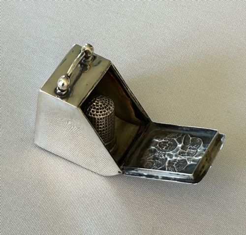 AN UNUSUAL EDWARDIAN NOVELTY SILVER COAL SCUTTLE THIMBLE CASE THIMBLE - ADDITIONAL PHOTO 11