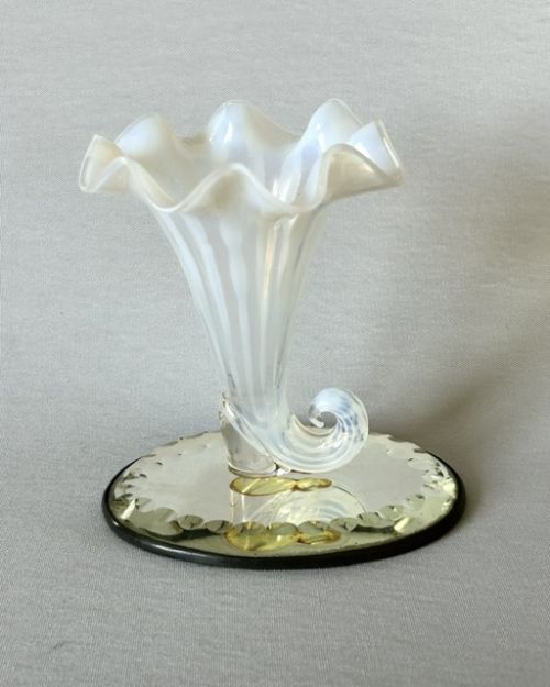 AN UNSUAL VICTORIAN VASELINE GLASS CORNUCOPIA VASE