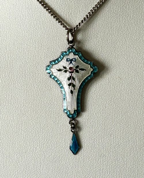 A GORGEOUS ART NOUVEAU SILVER ENAMEL PENDANT NECKLACE