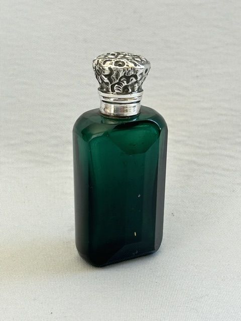 A CHARMING VICTORIAN SILVER MOUNTED BRISTOL GREEN SCENT BOTTLE