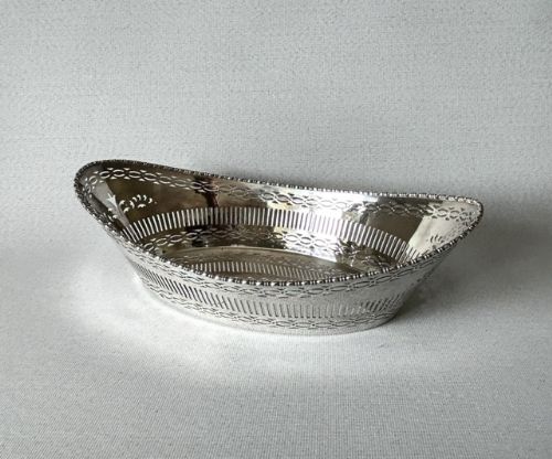 A GORGEOUS MAPPIN WEBB EDWARDIAN SILVER PLATED BREAD BASKET
