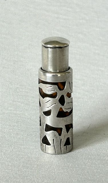 AN ART NOUVEAU SILVER AMBER SCENT BOTTLE