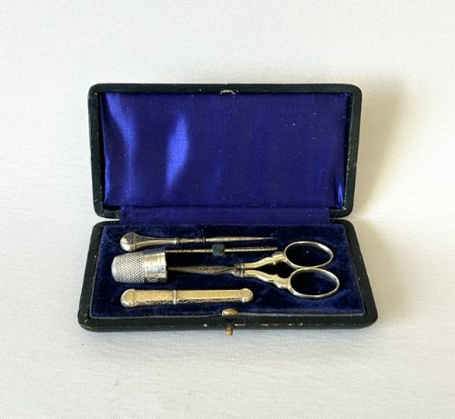 19TH CENTURY FRENCH SILVER GILT SEWING COMPENDIUM
