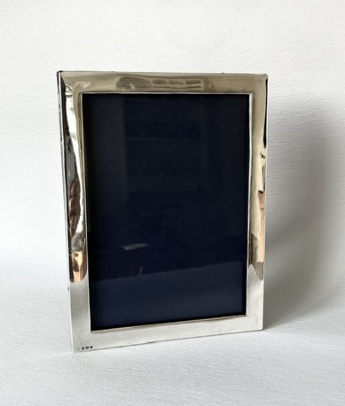 A HANDSOME LARGE SILVER GEORGE V PHOTO FRAME