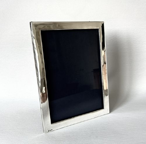 A HANDSOME LARGE SILVER GEORGE V PHOTO FRAME - ADDITIONAL PHOTO 1