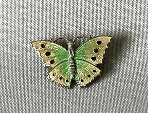 A PETITE SILVER GUILLOCHE ENAMEL BUTTERFLY BROOCH - ADDITIONAL PHOTO 1