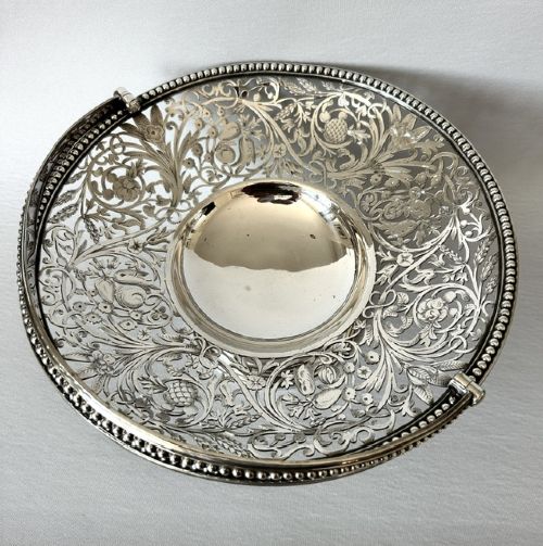 A FABULOUS MID VICTORIAN PIERCED SILVER PLATED FRUIT BASKET - ADDITIONAL PHOTO 3