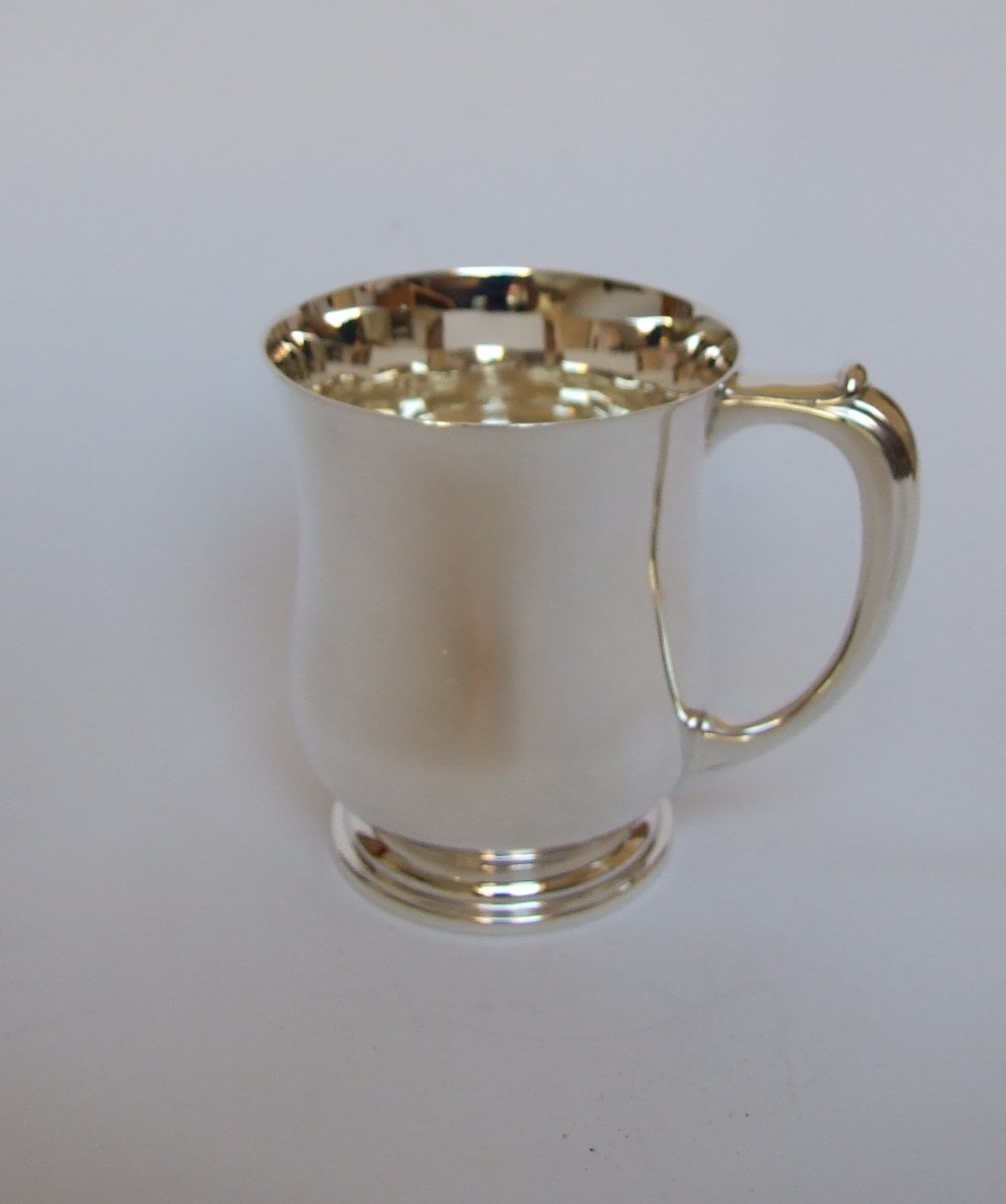 A handsome silver half pint baluster tankard.
