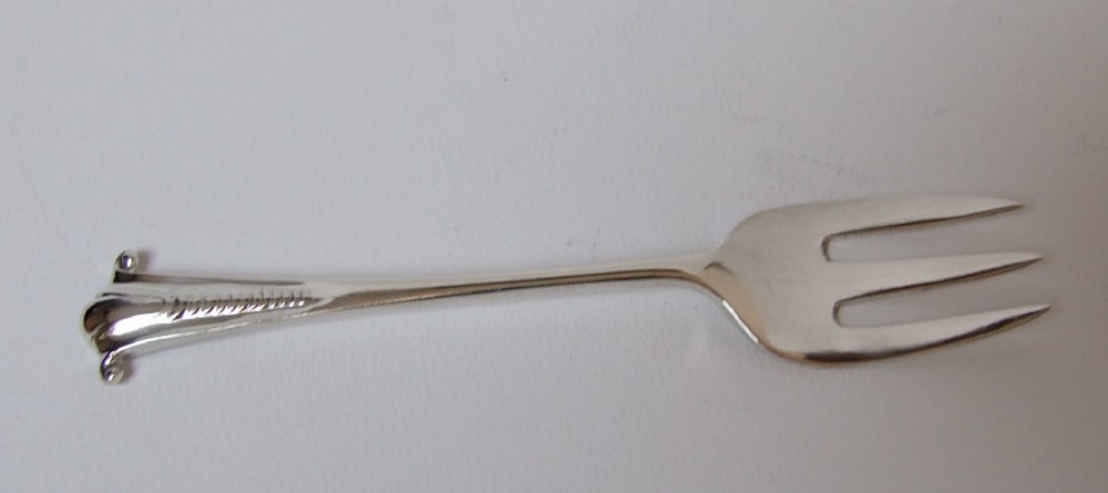 An Onslow pattern Victorian silver oyster fork.