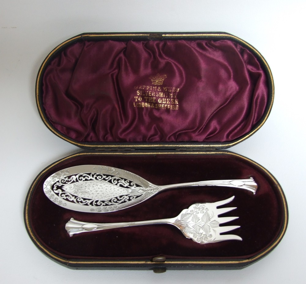 A stunning boxed pair of silver Onslow pattern sardine servers.