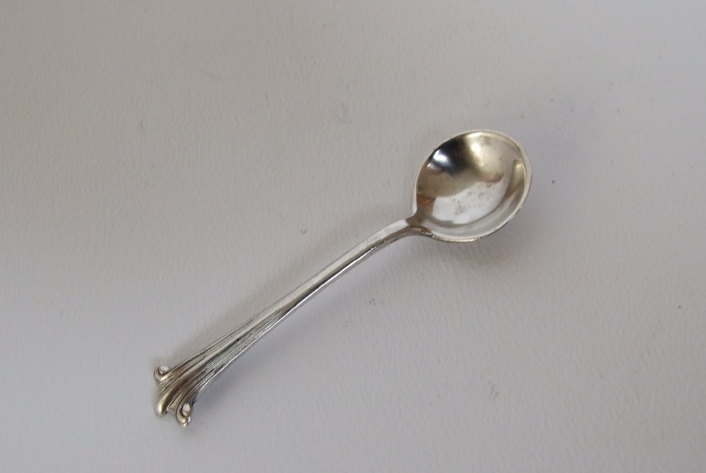 An attractive Onslow pattern silver salt spoon.