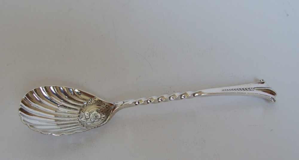 A beautiful Victorian Onslow pattern cast silver preserve spoon.