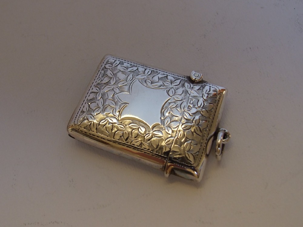 A fine Edwardian silver vesta with vacant cartouche.