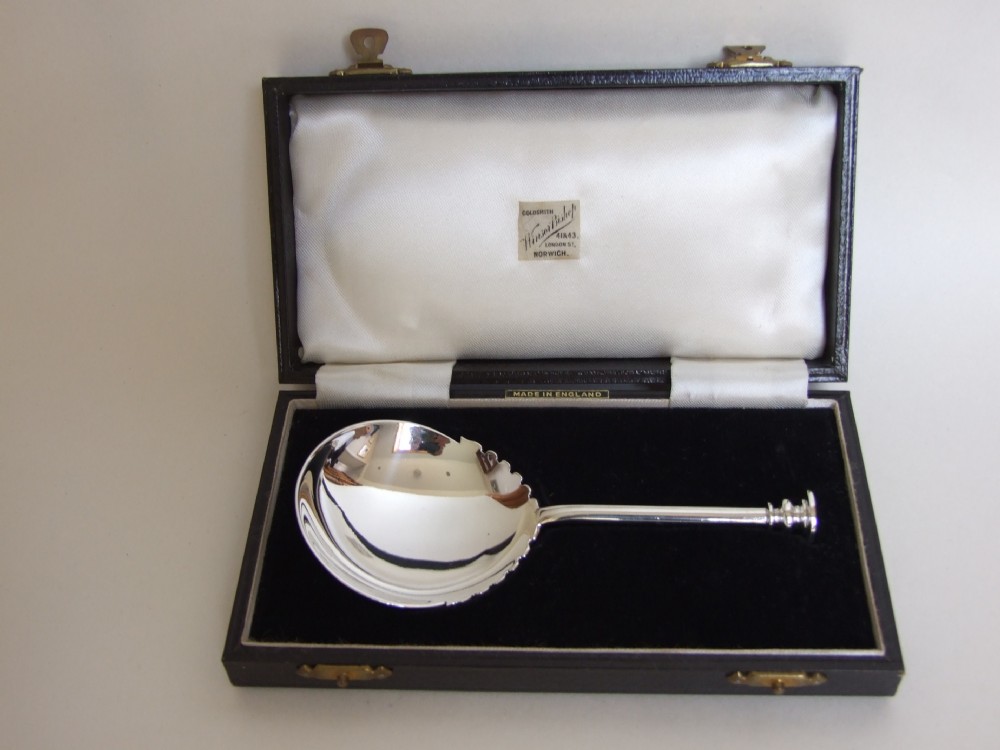 A quality boxed Edwardian silver presentation spoon.