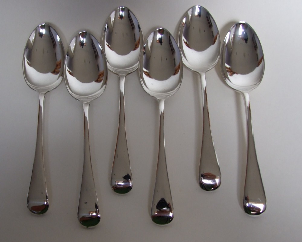 Six George V silver dessert spoons in Old English pattern.