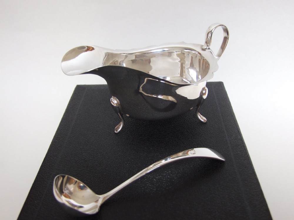 A splendid boxed silver gravy/sauce boat and ladle